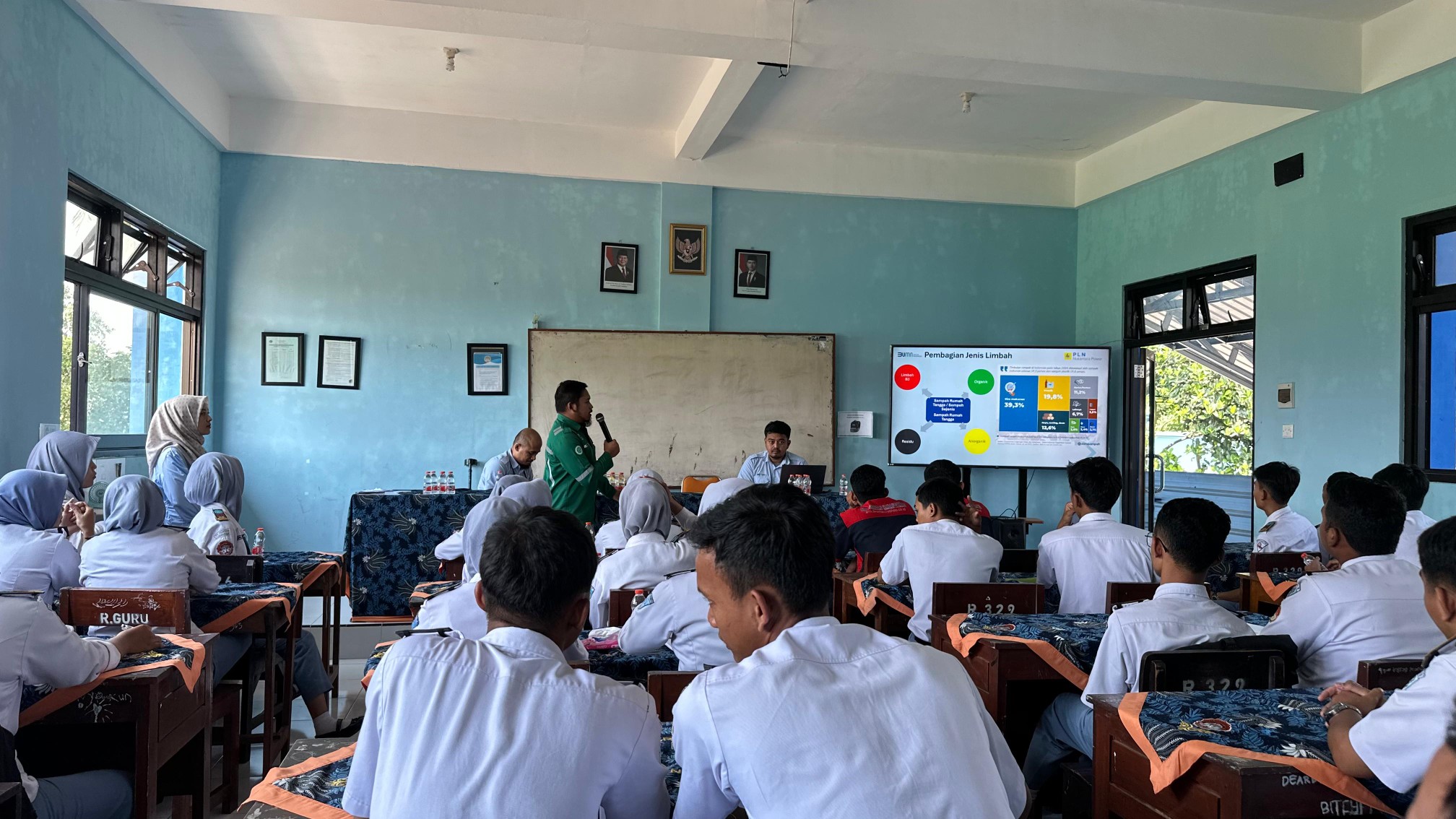 Guru dan siswa SMK Brantas Karangkates, Kabupaten Malang, Jawa Timur, mengikuti sosialisasi Awareness Program Lingkungan.