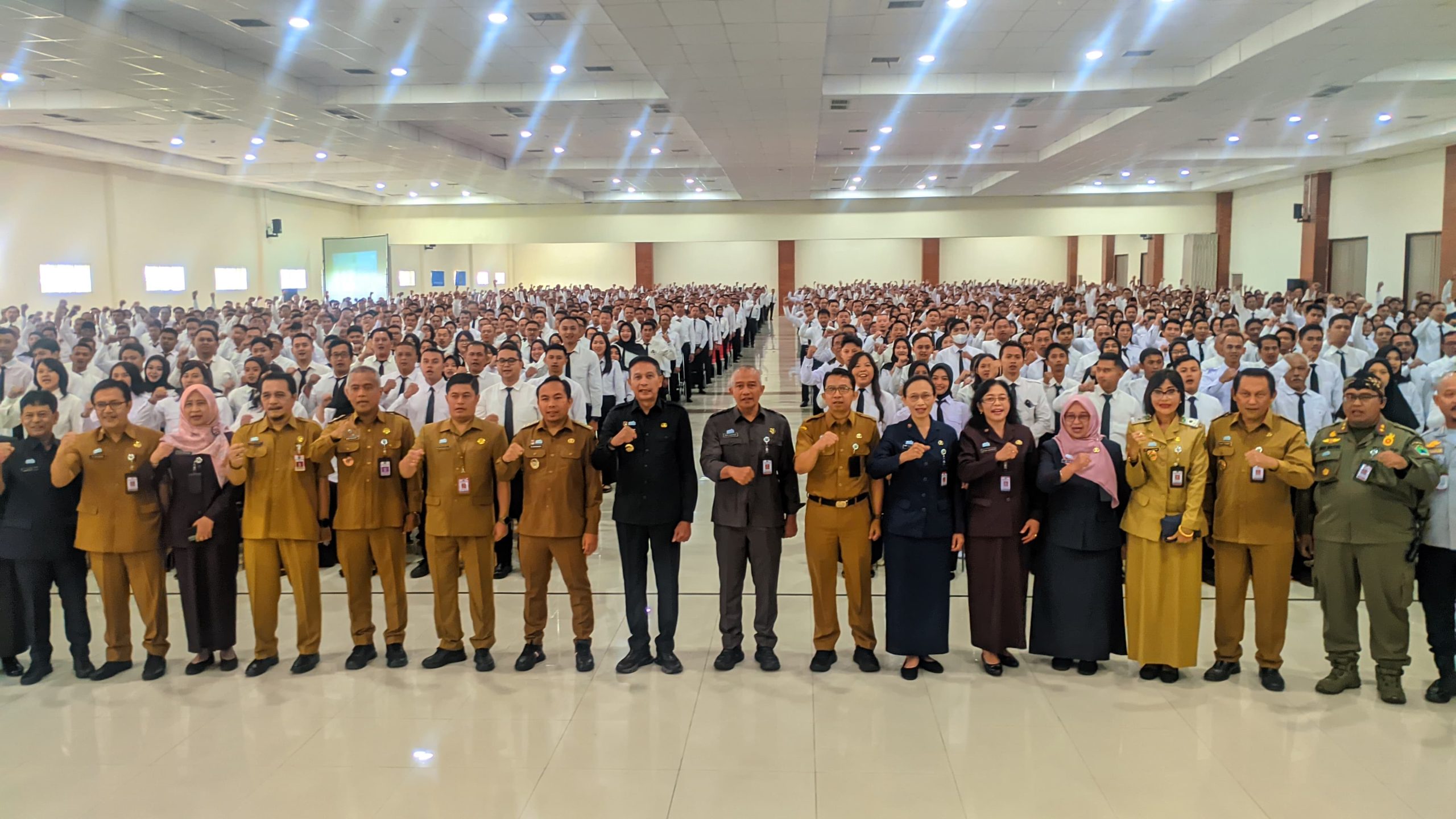 Wali Kota Malang Wahyu Hidayat menyerahkan surat keputusan pengangkatan bagi 1.728 Pegawai Pemerintah dengan Perjanjian Kerja (PPPK) tahap II Tahun Anggaran 2024. Foto: Tugusatu/Maghfirotul Hasanah