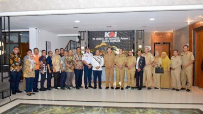 Pemkab Lamongan menandatangani nota kesepahaman dengan PT Kereta Api Indonesia (Persero). Foto: Tugusatu/ist/Yakub