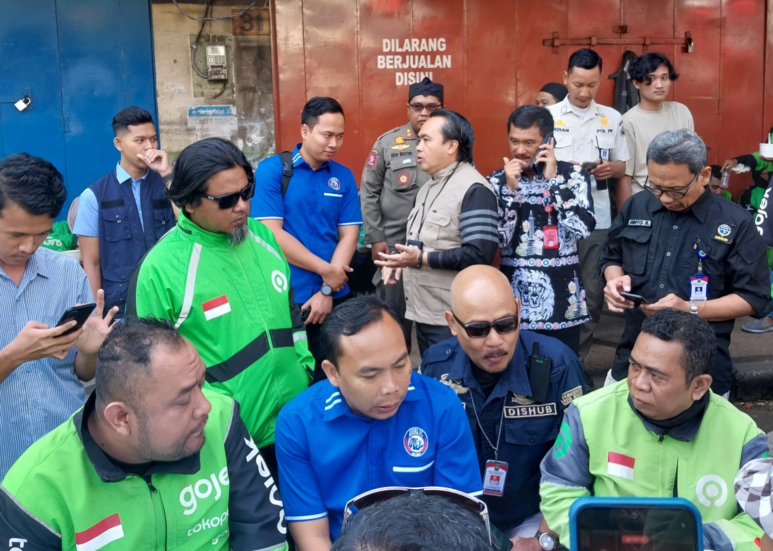 Wakil Wali Kota Malang Ali Muthohirin bersama perangkat daerah berdialog dengan komunitas ojol, Kamis (4/9). Foto: Tugusatu/Maghfirotul Hasanah