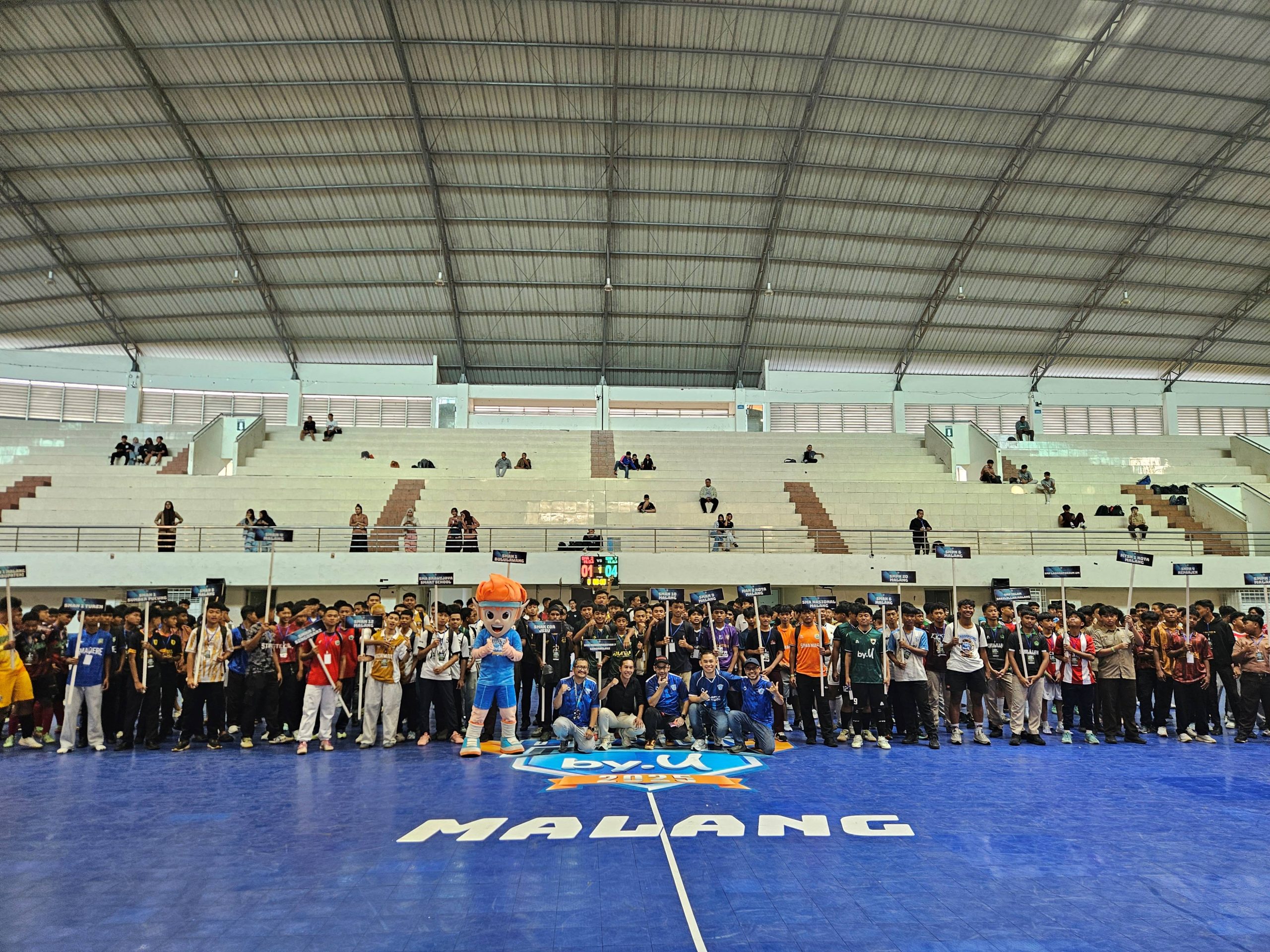 Peserta, official, dan Telkomsel berfoto bersama sebelum pertandingan futsal  Piala by.U Malang Series 2025. Istimewa