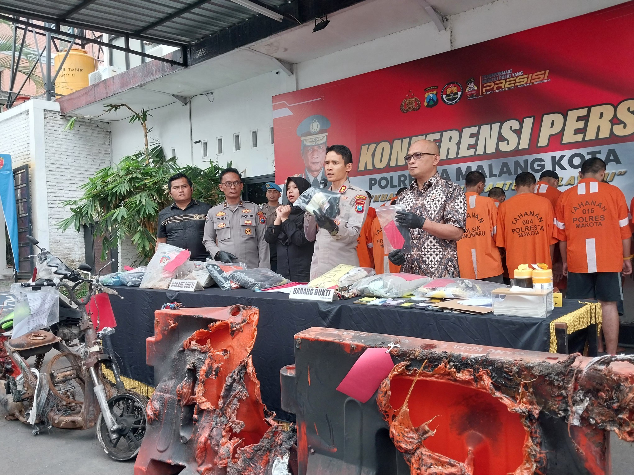 Polresta Malang Kota menetapkan 17 tersangka kasus demo berujung kerusuhan,Jumat (26/9). Foto: Tugusatu/Maghfirotul Hasanah
