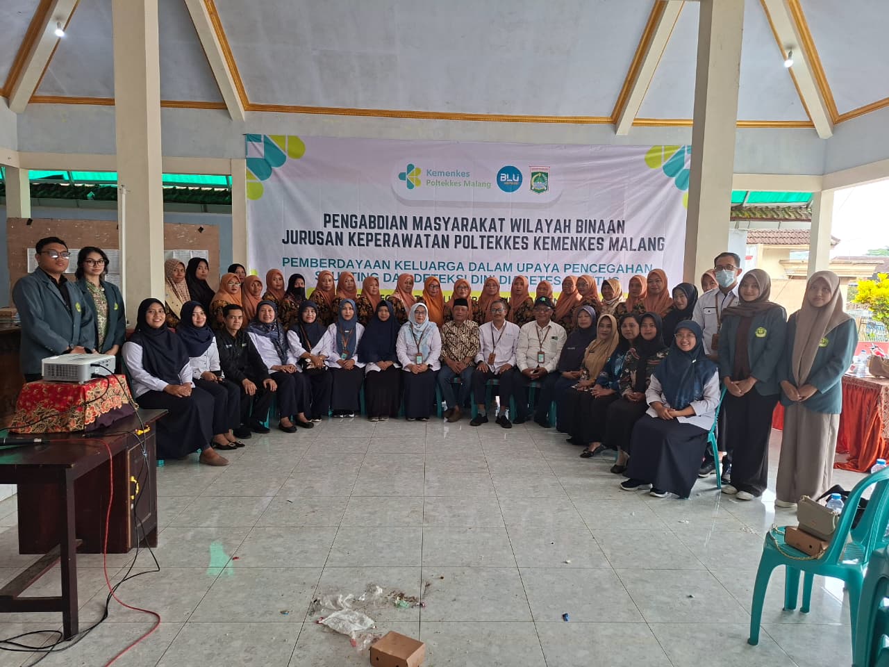 Civitas academica Poltekkes Kemenkes Malang bersama masyarakat Desa Klepu melakukan pencegahan stunting atau tengkes dan diabetes melitus.