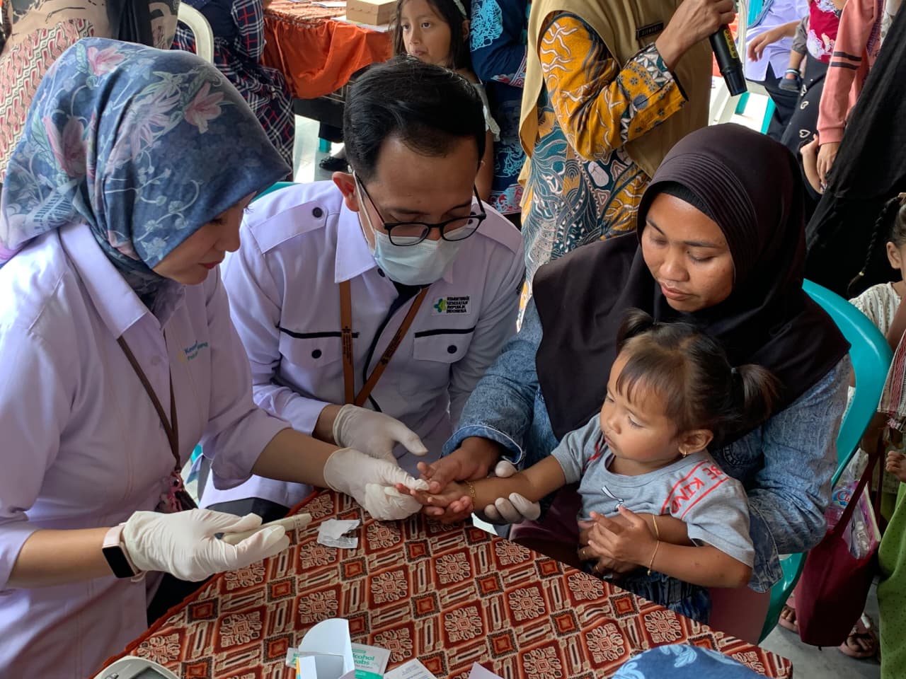 Tim dari Politeknik Kesehatan Kemenkes Malang, pengabdian masyarakat wilayah binaan Jurusan Keperawatan di Desa Klepu, Kecamatan Sumbermanjing Wetan, Kabupaten Malang, Kamis (18/9/2025). Foto-foto: dok Poltekkes Kemenkes Malang