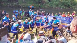 Wali Kota Malang Wahyu Hidayat bersama semua elemen masyarakat aksi bersih sungai dan tanam pohon di sekitar Sungai Metro. Foto: Tugusatu/Maghfirotul Hasanah