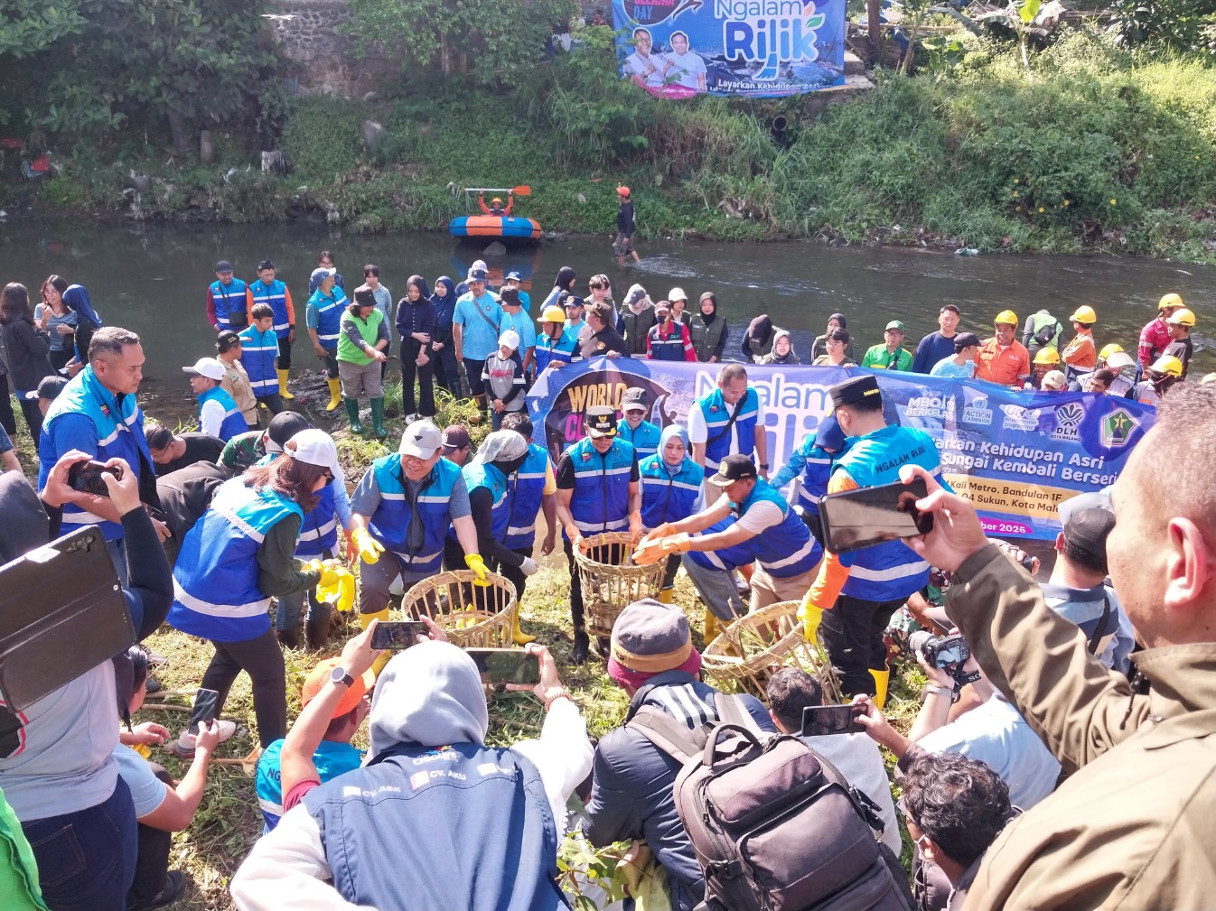 Wali Kota Malang Wahyu Hidayat bersama semua elemen masyarakat aksi bersih sungai dan tanam pohon di sekitar Sungai Metro. Foto: Tugusatu/Maghfirotul Hasanah