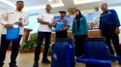 Wali Kota Malang Wahyu Hidayat memberikan bantuan alat pengolah sampah saat Pelatihan Pengolahan Sampah Bagi Masyarakat, Rabu (24/9). Foto: Tugusatu/Maghfirotul Hasanah