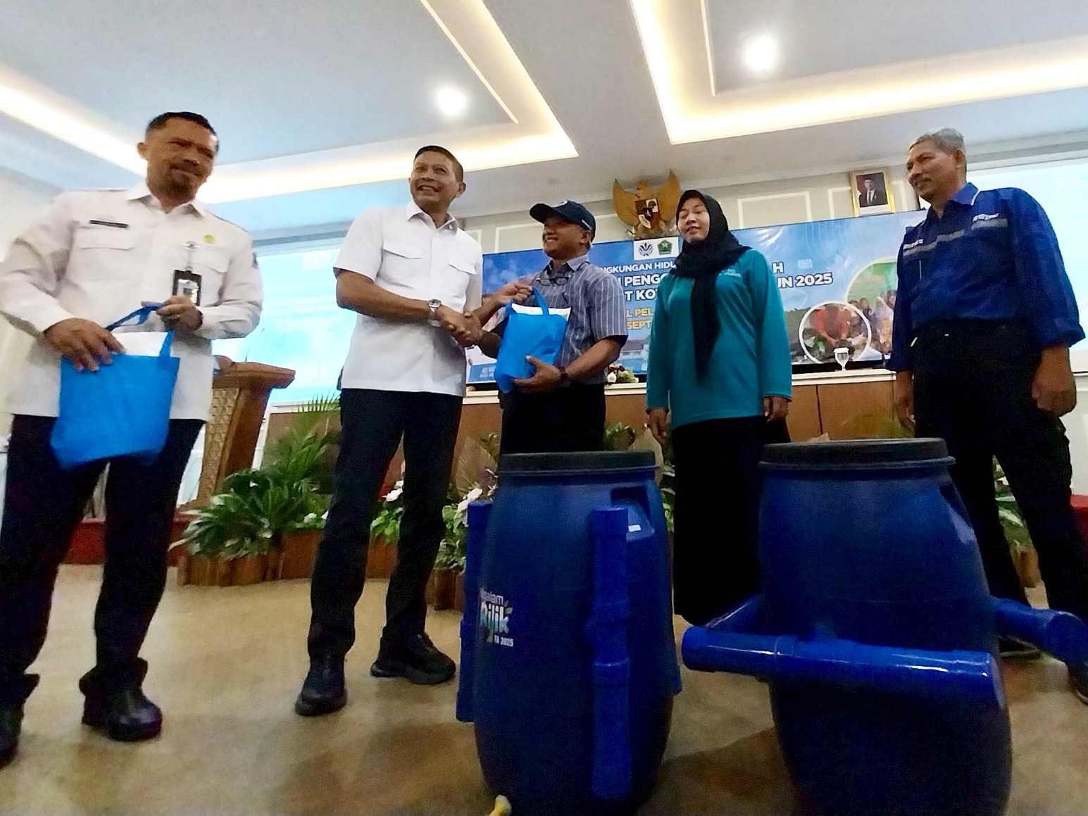 Wali Kota Malang Wahyu Hidayat memberikan bantuan alat pengolah sampah saat Pelatihan Pengolahan Sampah Bagi Masyarakat, Rabu (24/9). Foto: Tugusatu/Maghfirotul Hasanah