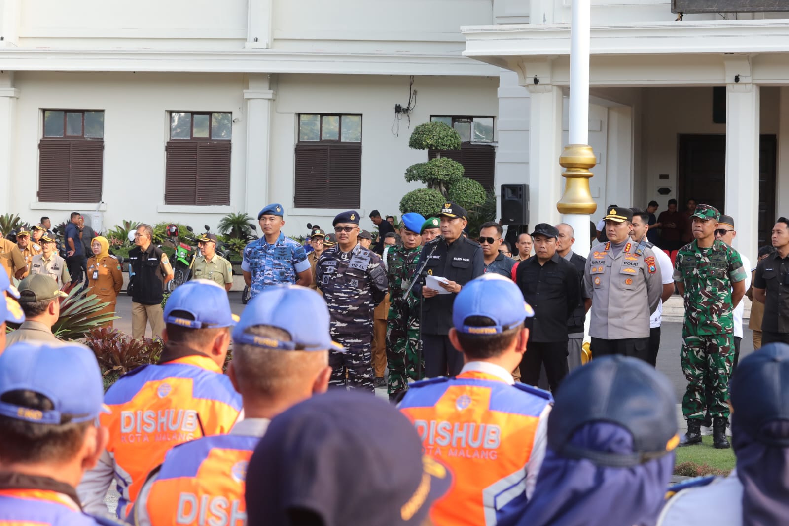 Wali Kota Malang Wahyu Hidayat memimpin Apel Siaga Patroli Cipta Kondisi menggandeng sejumlah unsur, baik jajaran Forkopimda, unsur Pam Swakarsa elemen masyarakat termasuk komunitas ojek online. Foto: dok Bagian Prokompim Kota Malang
