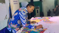 Wali Kota Malang Wahyu Hidayat mencanting motif batik Malangan. Foto: Tugusatu/Maghfirotul Hasanah