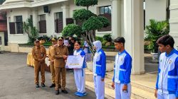 Wali Kota Malang Wahyu Hidayat memberikan bonus kepada atlet dan pelatih Porprov 2025. Foto: Tugusatu/Maghfirotul Hasanah