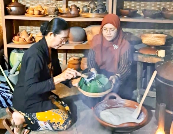 Pegiat kampung tematik di Kota Malang menyiapkan bubur sumsum untuk perayaan maulud Nabi Muhammad SAW. Foto: dok Forkom Pokdarwis Kota Malang