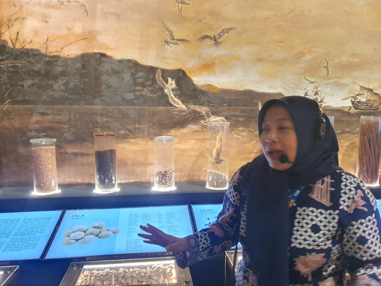 Pemandu Museum BI, Trie Kanthi Wigati, tengah menerangkan tentang komoditas Perkebunan penting Nusantara pada masa kolonial Belanda di Museum BI, Selasa (23/9/2025).