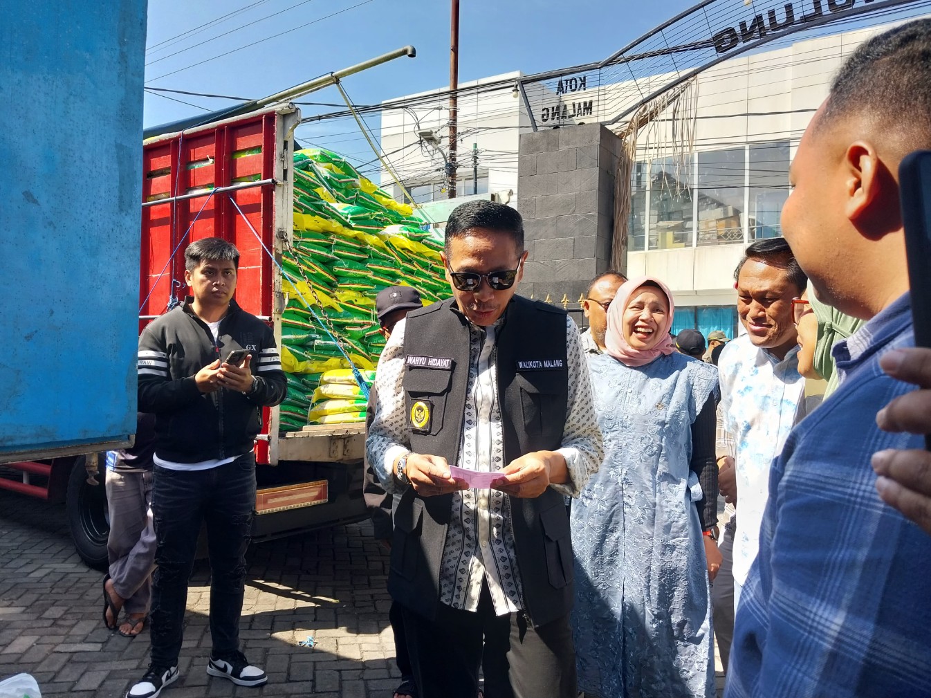 Wali Kota Malang Wahyu Hidayat membuka gerakan pangan murah di Kelurahan Tunggulwulung, Kecamatan Lowokwaru, Minggu (7/9). Foto: Tugusatu/Maghfirotul Hasanah