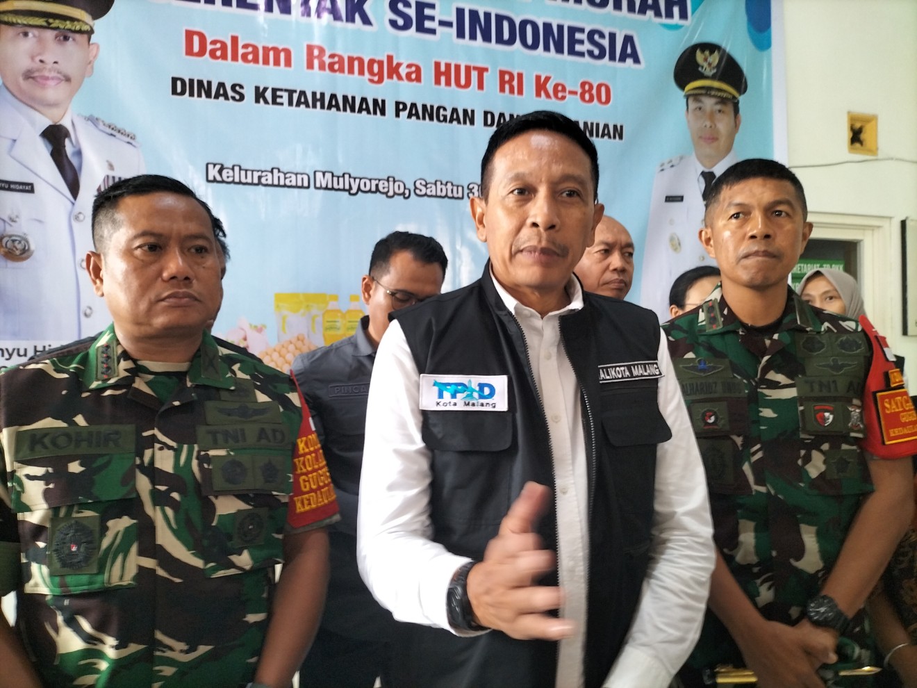 Wali Kota Malang Wahyu Hidayat saat gerakan pangan murah (GPM) secara nasional di Kelurahan Mulyorejo, Kecamatan Sukun, Sabtu (30/8). Foto: Tugusatu/Bagus Suryo