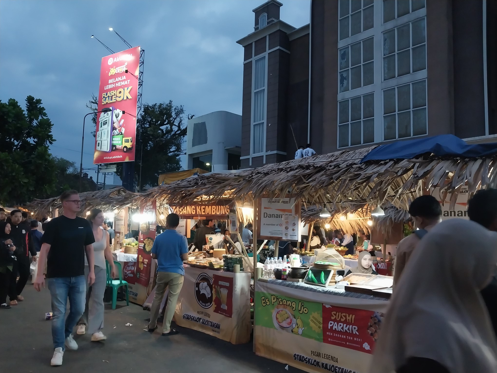 Pelaku UMKM ambil bagian dalam Pasar Legenda Stadsklok Kajoetangan (Paliska) 2025 di Kota Malang. Foto: Tugusatu/Maghfirotul Hasanah