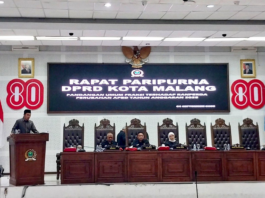 Rapat paripurna di DPRD Kota Malang dengan agenda penyampaian pendapat umum fraksi terhadap rancangan perda perubahan APBD 2025, Kamis (4/9). Foto: Tugusatu/Maghfirotul Hasanah