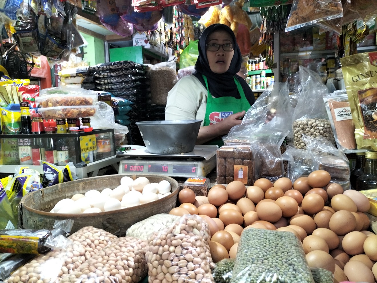 Pedagang di Pasar Oro Oro Dowo Kota Malang. Foto: Tugusatu/Bagus Suryo