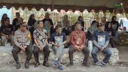 PT PLN Nusantara Power UP Brantas dan pemangku kepentingan bersama Komunitas Konservasi Penyu Segoro Lestari hadir dalam kegiatan Turtle Talk dan Sea Turtle Release. Foto: dok PT PLN Nusantara Power UP Brantas