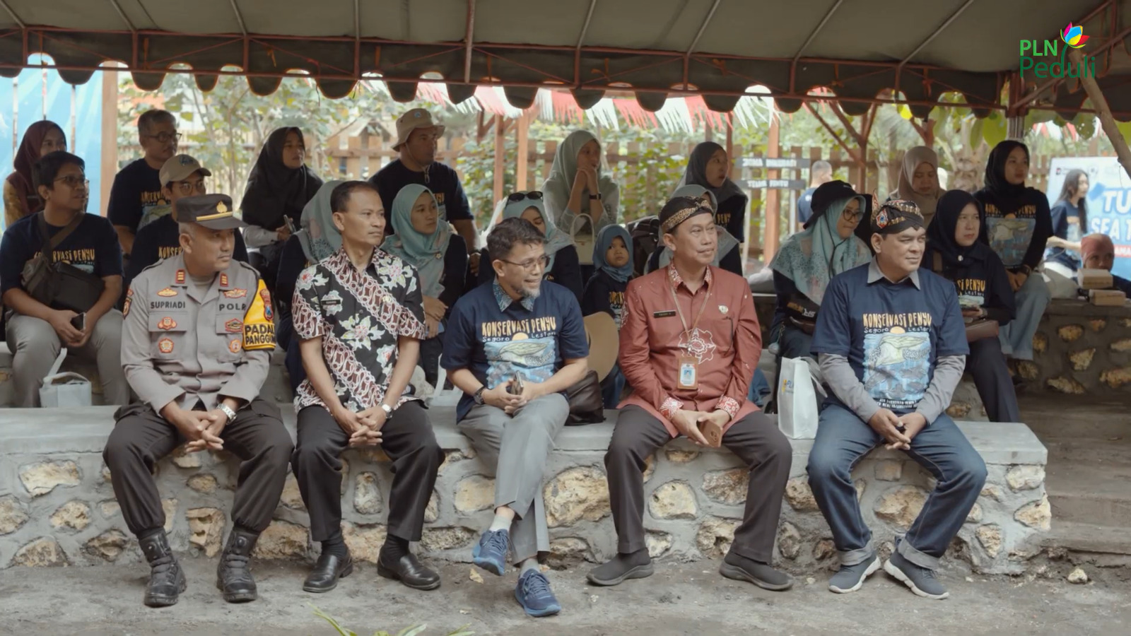PT PLN Nusantara Power UP Brantas dan pemangku kepentingan bersama Komunitas Konservasi Penyu Segoro Lestari hadir dalam kegiatan Turtle Talk dan Sea Turtle Release. Foto: dok PT PLN Nusantara Power UP Brantas