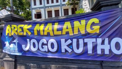 Spanduk seruan damai menjaga kota di depan gedung DPRD Kota Malang, Jawa Timur. Foto: Tugusatu/Maghfirotul Hasanah