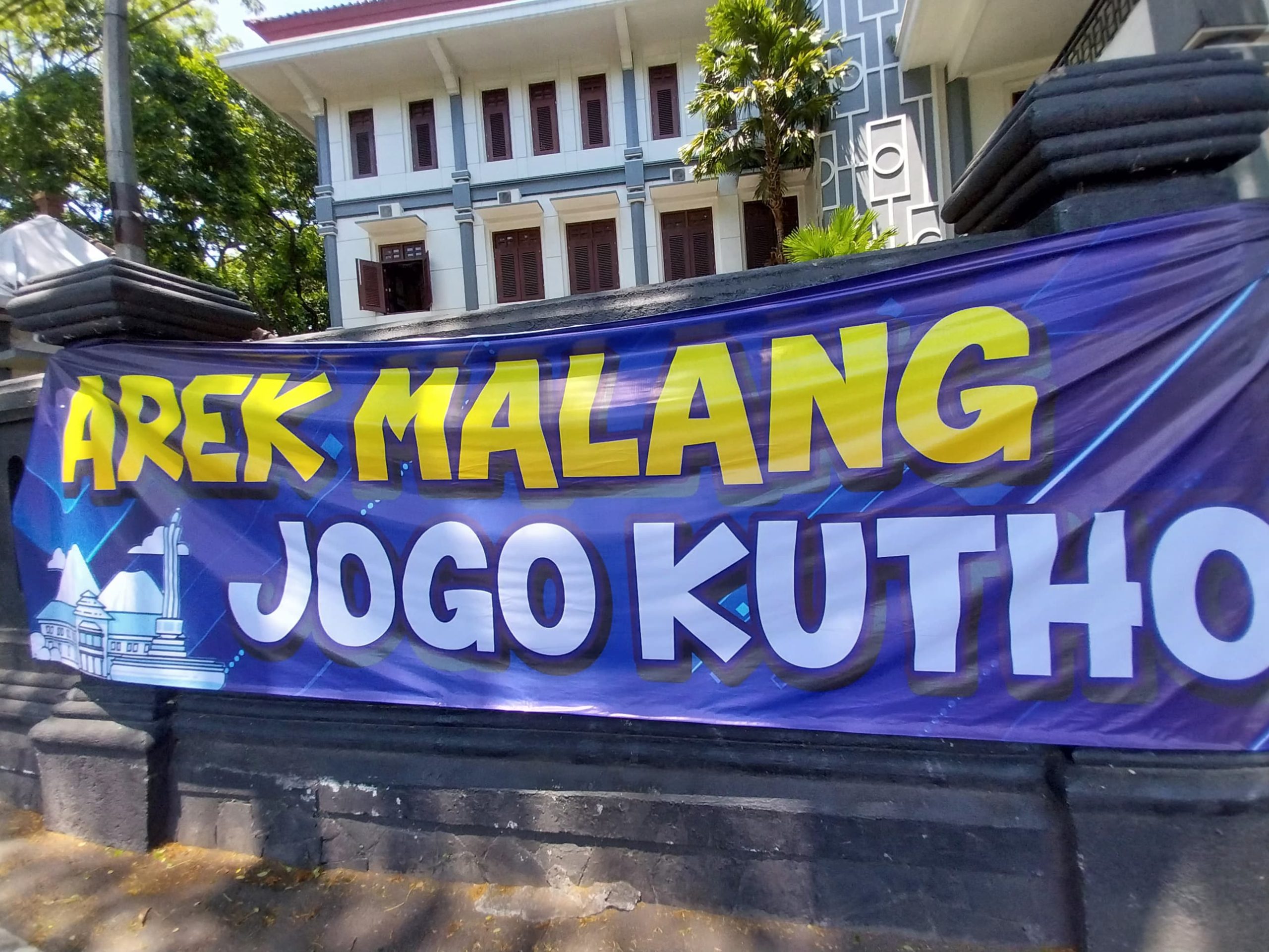 Spanduk seruan damai menjaga kota di depan gedung DPRD Kota Malang, Jawa Timur. Foto: Tugusatu/Maghfirotul Hasanah