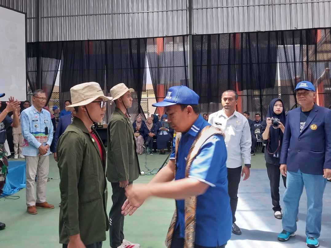 Wakil Wali Kota Malang Ali Muthohirin saat menjadi pembicara kegiatan pengenalan kampus mahasiswa baru di Institut Teknologi Sains dan Kesehatan RS dr Soepraoen/Kesdam V Brawijaya Malang, Kamis (4/9). Foto: Tugusatu/Maghfirotul Hasanah
