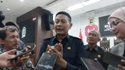 Wali Kota Malang Wahyu Hidayat usai menandatangani pengesahan Ranperda APBD perubahan di DPRD Kota Malang, Jumat (12/9). Foto: Tugusatu/Maghfirotul Hasanah