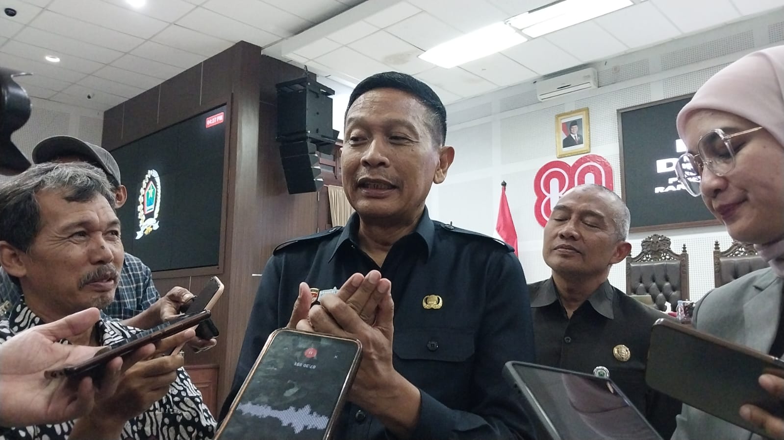 Wali Kota Malang Wahyu Hidayat usai menandatangani pengesahan Ranperda APBD perubahan di DPRD Kota Malang, Jumat (12/9). Foto: Tugusatu/Maghfirotul Hasanah