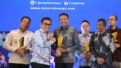 Wali Kota Malang Wahyu Hidayat menerima penghargaan Indonesia Halal Industry Award kategori Lembaga yang Memberikan Dukungan Program Halal Terbaik pertama. Foto: Dok Diskominfo Kota Malang