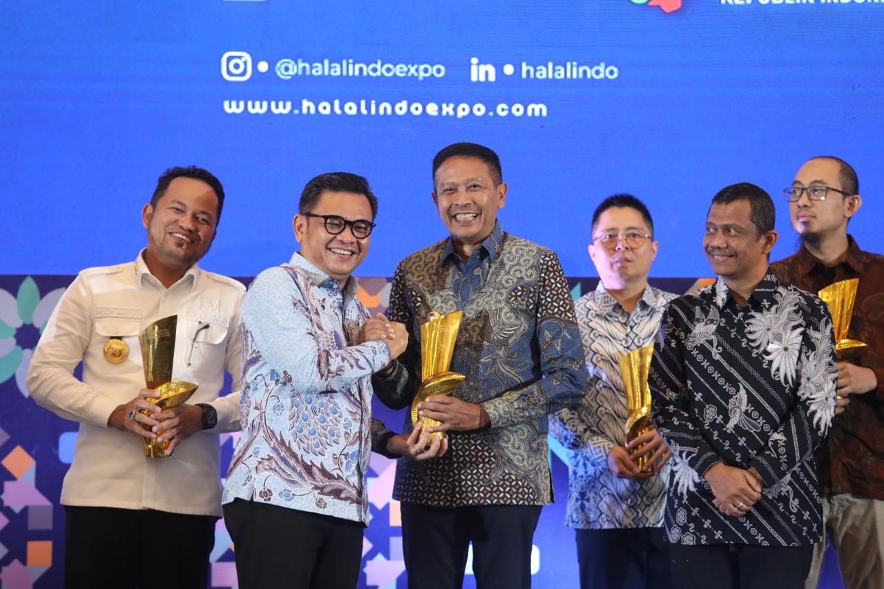 Wali Kota Malang Wahyu Hidayat menerima penghargaan Indonesia Halal Industry Award kategori Lembaga yang Memberikan Dukungan Program Halal Terbaik pertama. Foto: Dok Diskominfo Kota Malang