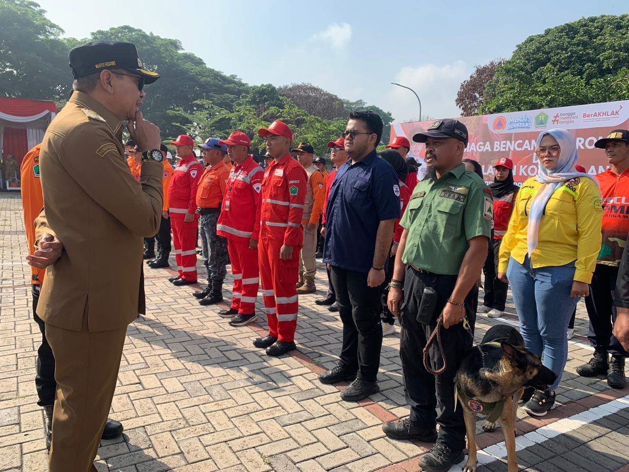 Wali Kota Malang Wahyu Hidayat mengecek kesiapan personel saat Apel Siaga Bencana di Graha Purva Praja (Islamic Center) Kota Malang, Selasa (23/9). Foto: Tugusatu/Maghfirotul Hasanah