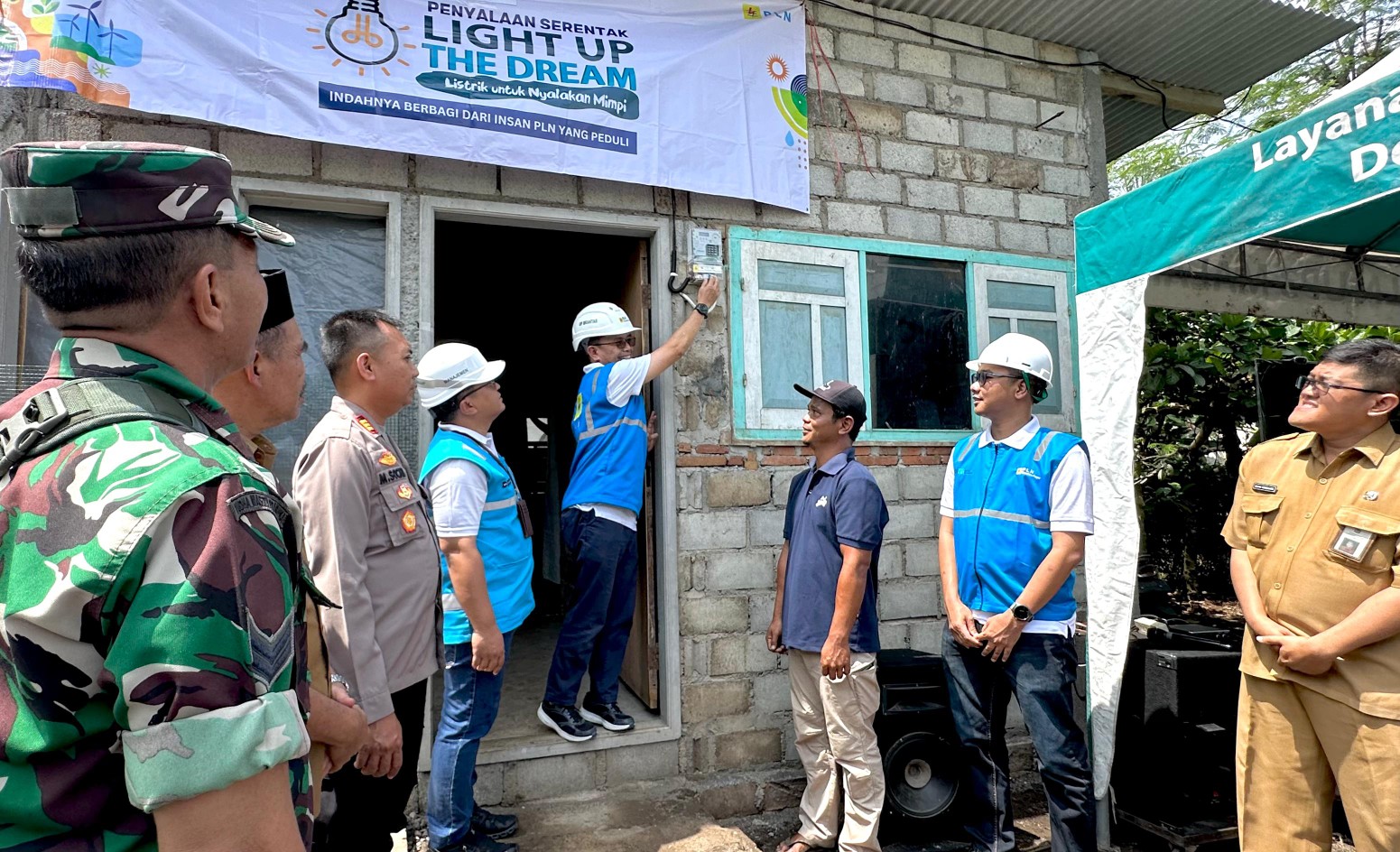 PT PLN Nusantara Power Unit Pembangkitan Brantas (PLN NP UP Brantas) mendukung pemerataan akses listrik bagi masyarakat kurang mampu melalui program “Light Up The Dream”. Foto: PLN NP UP Brantas