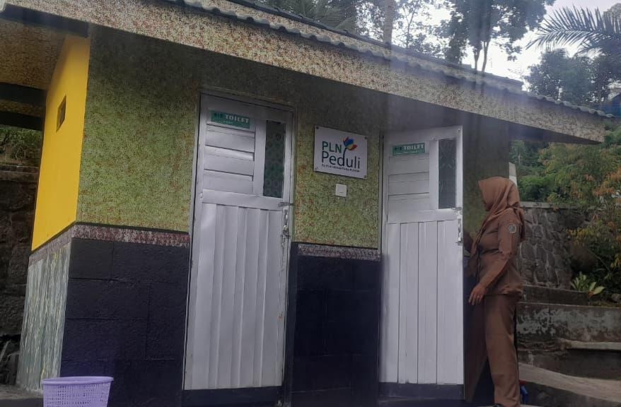 PT PLN Nusantara Power Unit Pembangkitan Brantas membangun fasilitas mandi, cuci, kakus (MCK) di SDN 02 Kradinan, Kecamatan Pagerwojo, Kabupaten Tulungagung, Jawa Timur. Foto: PLN NP UP Brantas