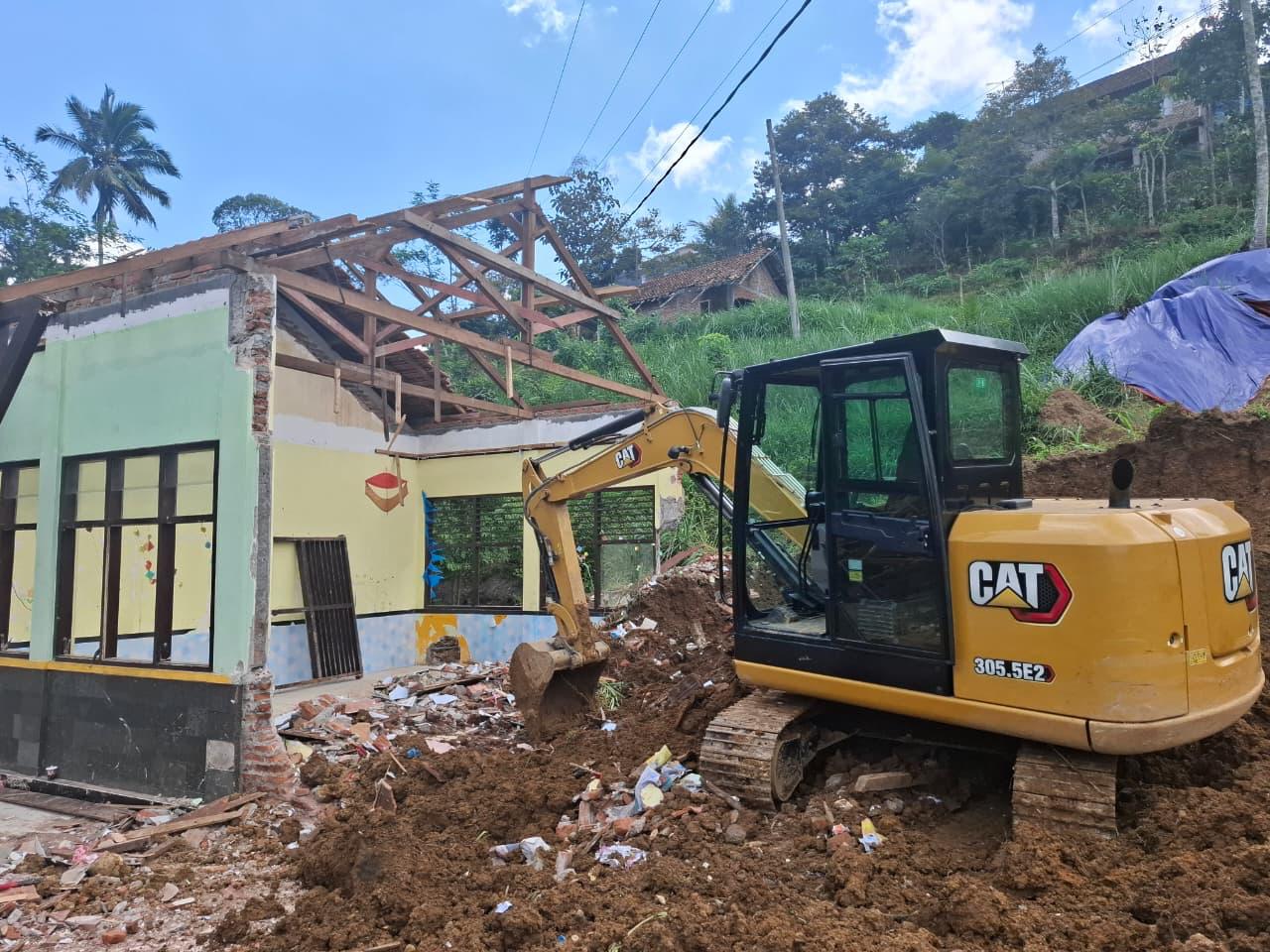 PLN NP UP Brantas membantu pemulihan pascabencana tanah longsor di SDN 02 Kradinan, Kecamatan Pagerwojo, Kabupaten Tulungagung, Jawa Timur. Foto: PLN NP UP Brantas