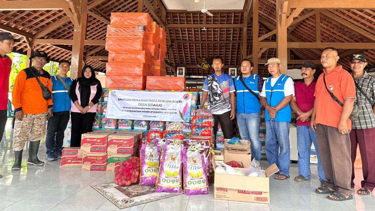 Tim TJSL PLN NP UP Brantas menyerahkan bantuan untuk pemulihan pascabanjir kepada pemerintah desa dan masyarakat Sitiarjo, Kecamatan Sumbermanjing Wetan, Kabupaten Malang, Minggu (21/9/2025). Foto: dok PLN NP UP Brantas