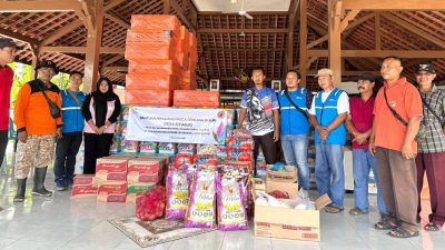 Tim TJSL PLN NP UP Brantas menyerahkan bantuan kepada pemerintah desa dan masyarakat Sitiarjo, Kecamatan Sumbermanjing Wetan, Kabupaten Malang. Foto: Dok PLN NP UP Brantas