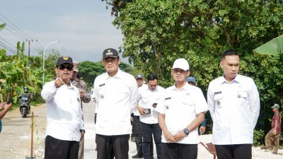 Bupati Lamongan Yuhronur Efendi meninjau progres pengerjaan jalan. Foto: Tugusatu/Yakub/ist