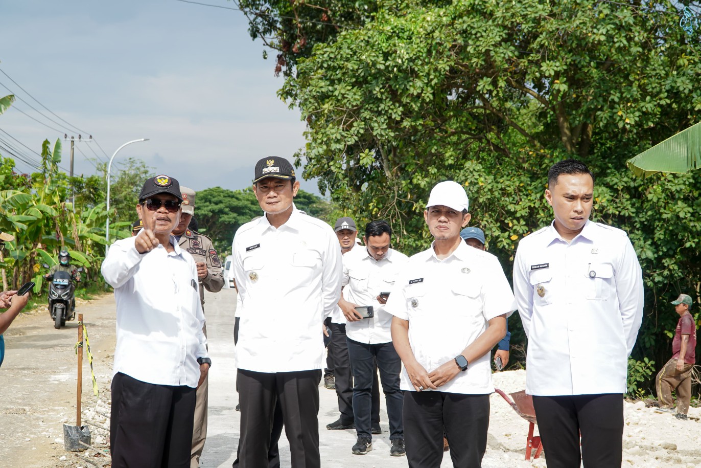 Bupati Lamongan Yuhronur Efendi meninjau progres pengerjaan jalan. Foto: Tugusatu/Yakub/ist