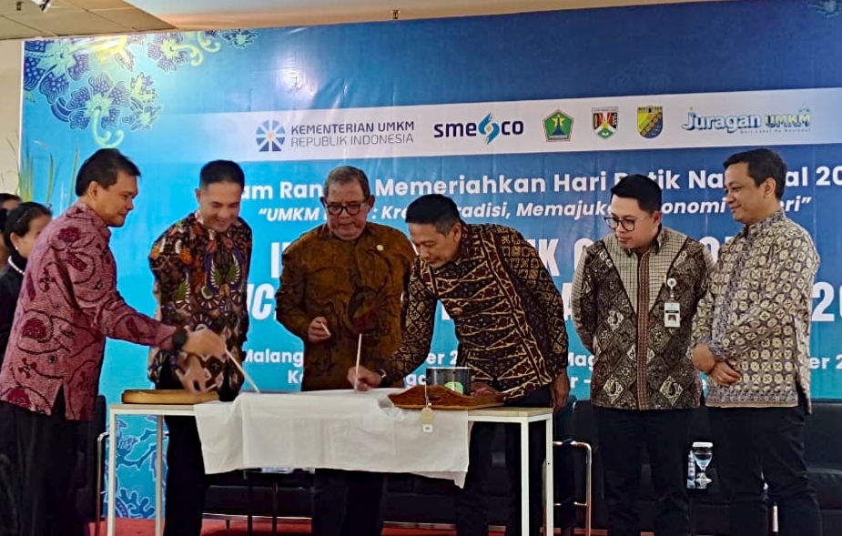 Wali Kota Malang Wahyu Hidayat membawa batik Malangan dalam ajang Festival Batik 3 Kota rangkaian Peringatan Hari Batik Nasional 2025 di gedung SMESCO, Jakarta, Kamis (2/10/2025). Foto: Dok Diskominfo Kota Malang