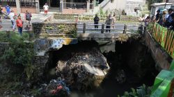 Jembatan Sonokembang di Kelurahan Pandanwangi, Kecamatan Blimbing, Kota Malang, ambrol akibat diterjang arus air saat hujan deras. Foto: dok Bagian Prokompim Kota Malang