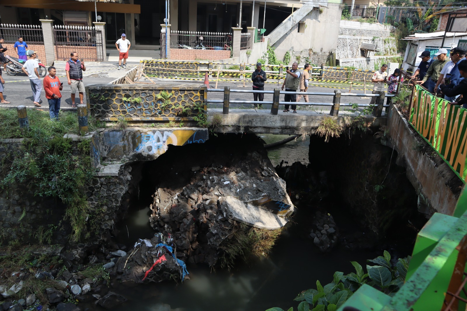 Jembatan Sonokembang di Kelurahan Pandanwangi, Kecamatan Blimbing, Kota Malang, ambrol akibat diterjang arus air saat hujan deras. Foto: dok Bagian Prokompim Kota Malang