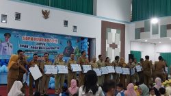 Para lurah menerima bantuan buku sehingga menambah koleksi bacaan di Kota Malang. Foto: Tugusatu/Maghfirotul Hasanah
