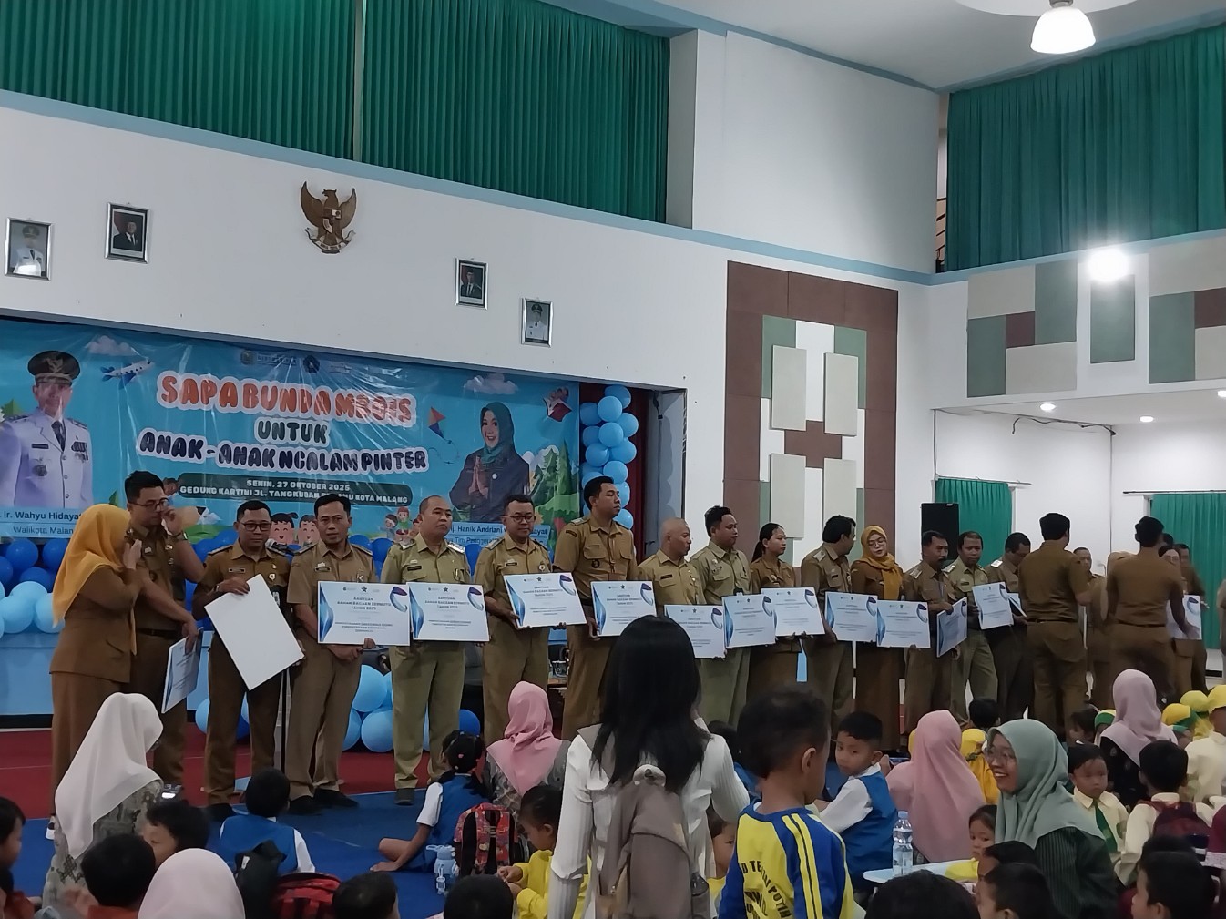 Para lurah menerima bantuan buku sehingga menambah koleksi bacaan di Kota Malang. Foto: Tugusatu/Maghfirotul Hasanah