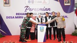 Gubernur Jatim Khofifah Indar Parawansa dan Bupati Lamongan Yuhronur Efendi bersama pemangku kepentingan meresmikan ruas jalan Miru-Jugo sepanjang 3.235 km. Foto: Tugusatu/Yakub/ist
