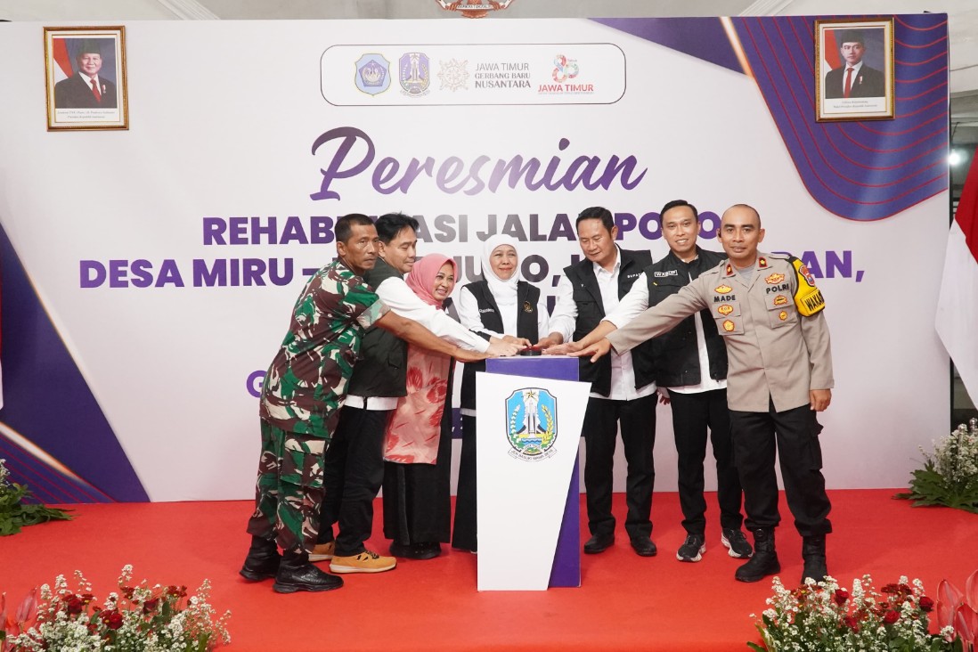 Gubernur Jatim Khofifah Indar Parawansa dan Bupati Lamongan Yuhronur Efendi bersama pemangku kepentingan meresmikan ruas jalan Miru-Jugo sepanjang 3.235 km. Foto: Tugusatu/Yakub/ist