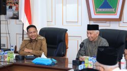 Wali Kota Malang Wahyu Hidayat dan Pengasuh Ponpes Bahrul Maghfiroh Malang, Mohammad Bisri bersama pengurus masjid jamik membahas kelaikan bangunan pesantren dan masjid. Foto: Dok Diskominfo Kota Malang