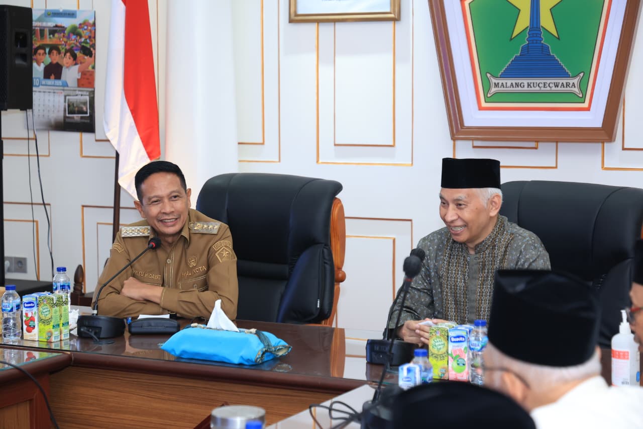 Wali Kota Malang Wahyu Hidayat dan Pengasuh Ponpes Bahrul Maghfiroh Malang, Mohammad Bisri bersama pengurus masjid jamik membahas kelaikan bangunan pesantren dan masjid. Foto: Dok Diskominfo Kota Malang