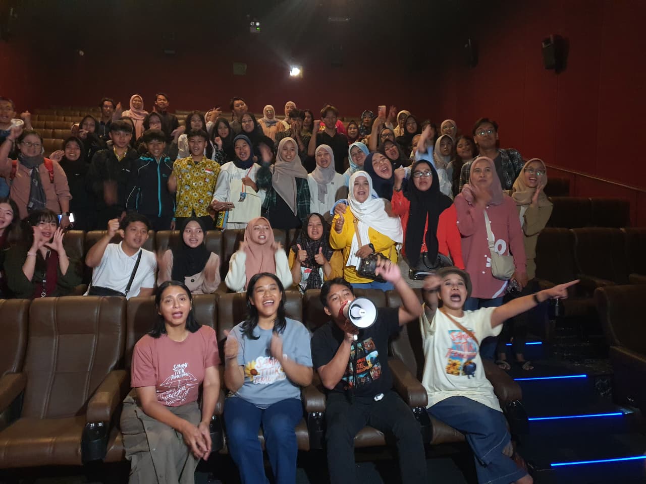 Albi Dwizky bersama pemain film “Sampai Titik Terakhirmu” berfoto bersama penonton di  CGV Malang City Point, Kamis (20/11/2025). Istimewa
