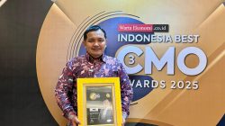 Eri Palgunadi, SVP Marketing Group Head JNE menerima penghargaan Best Chief Marketing Officer (CMO) Award 2025. Istimewa